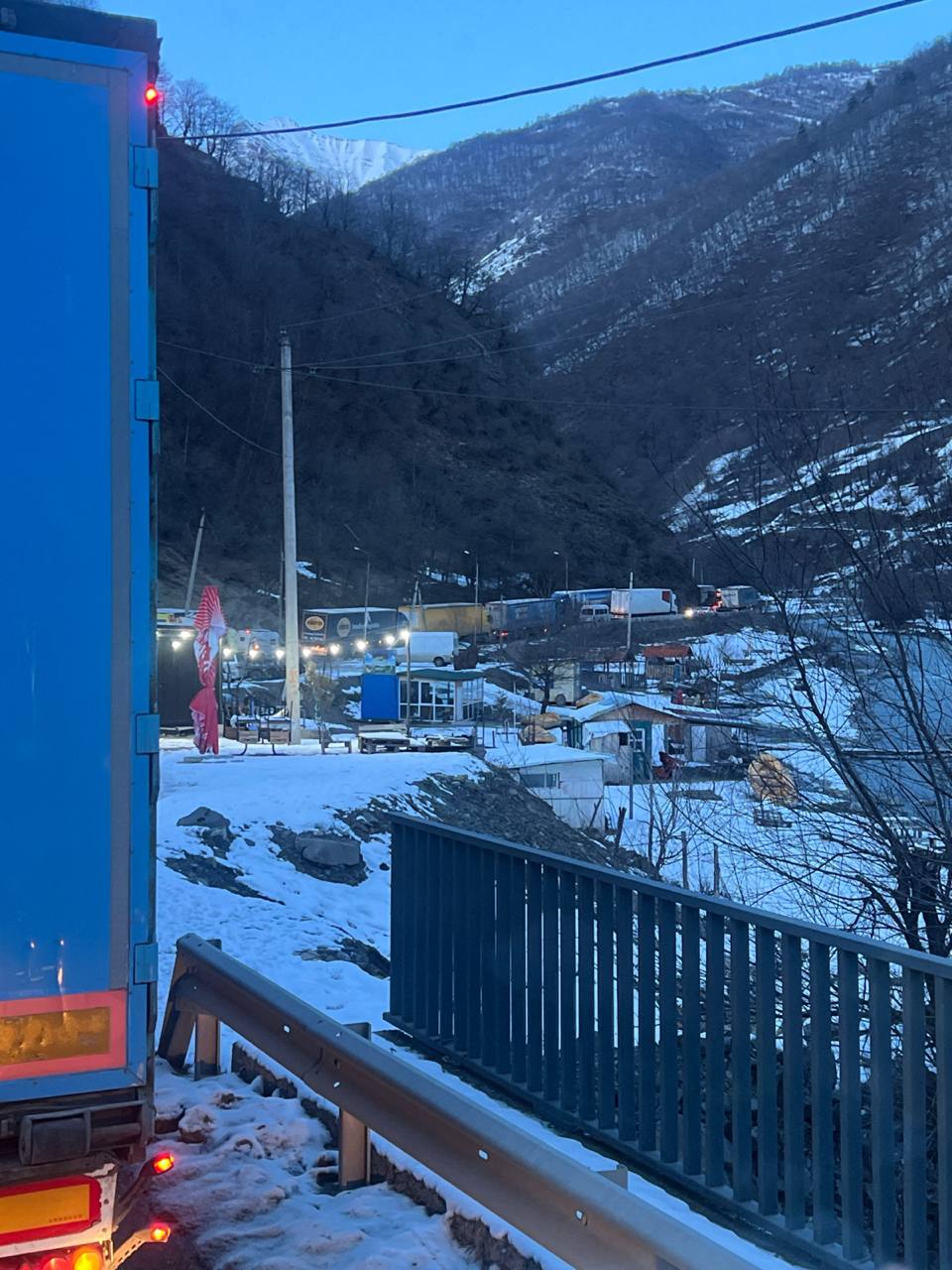 Прямо сейчас, очередь из большегрузов на дороге из Грузии в Россию в направлении Крестового перевала.