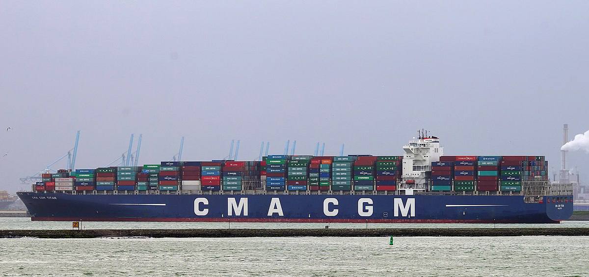 Крупная французская транспортная компания CMA-CGM приостановила все свои судоходные операции.
