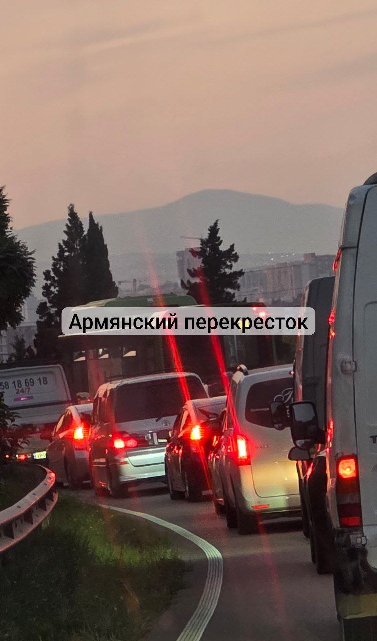Очередь длиной в 1 км образовалась на шоссе Марнеули, на въезде в Тбилиси.