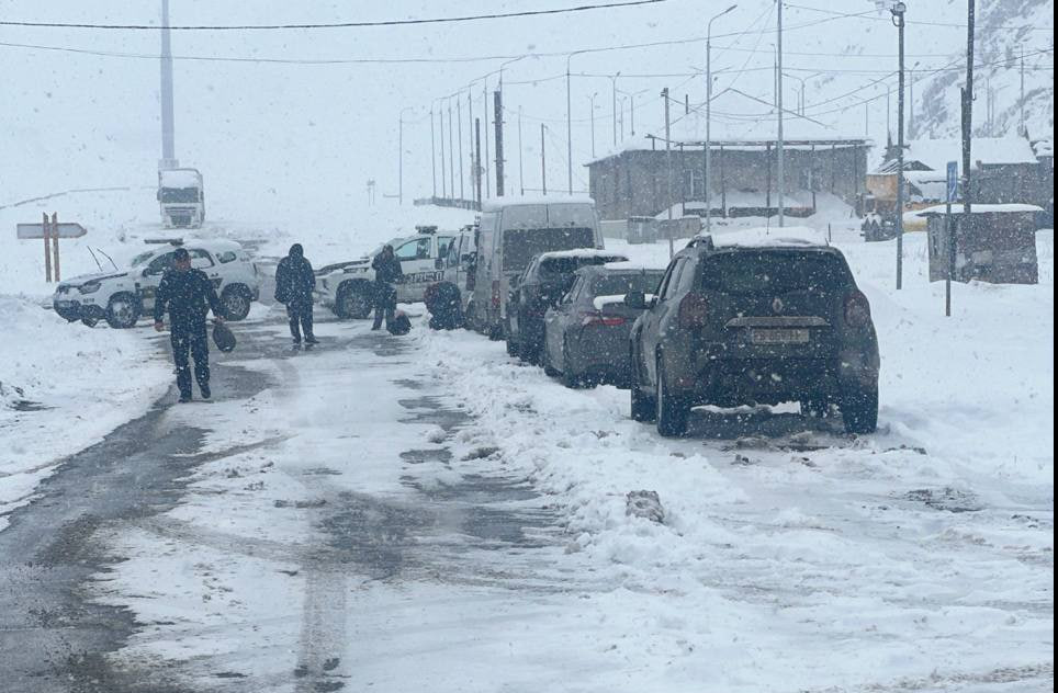 Число армянских фур в очереди на проезд через "Ларс" растет.